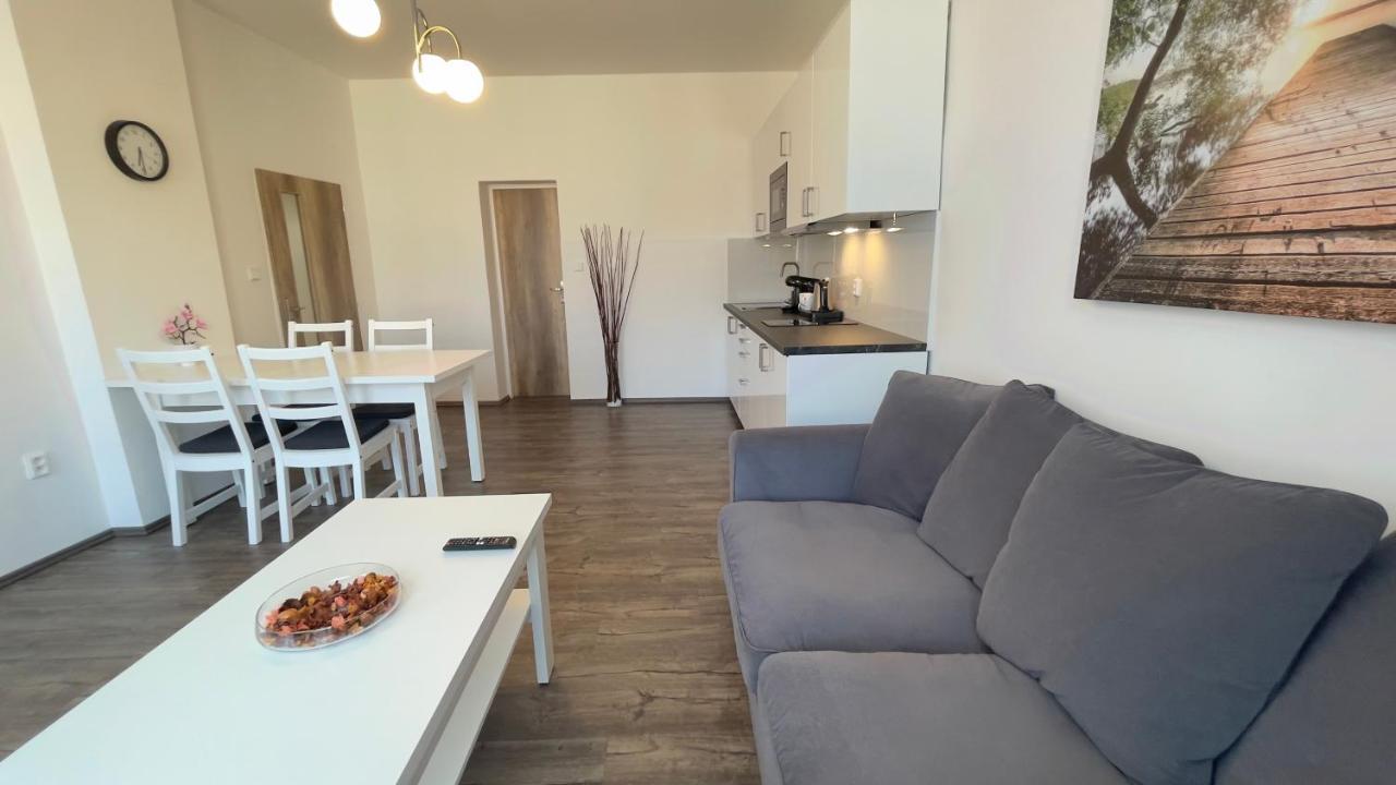 R&J Apartmany Броумов Экстерьер фото