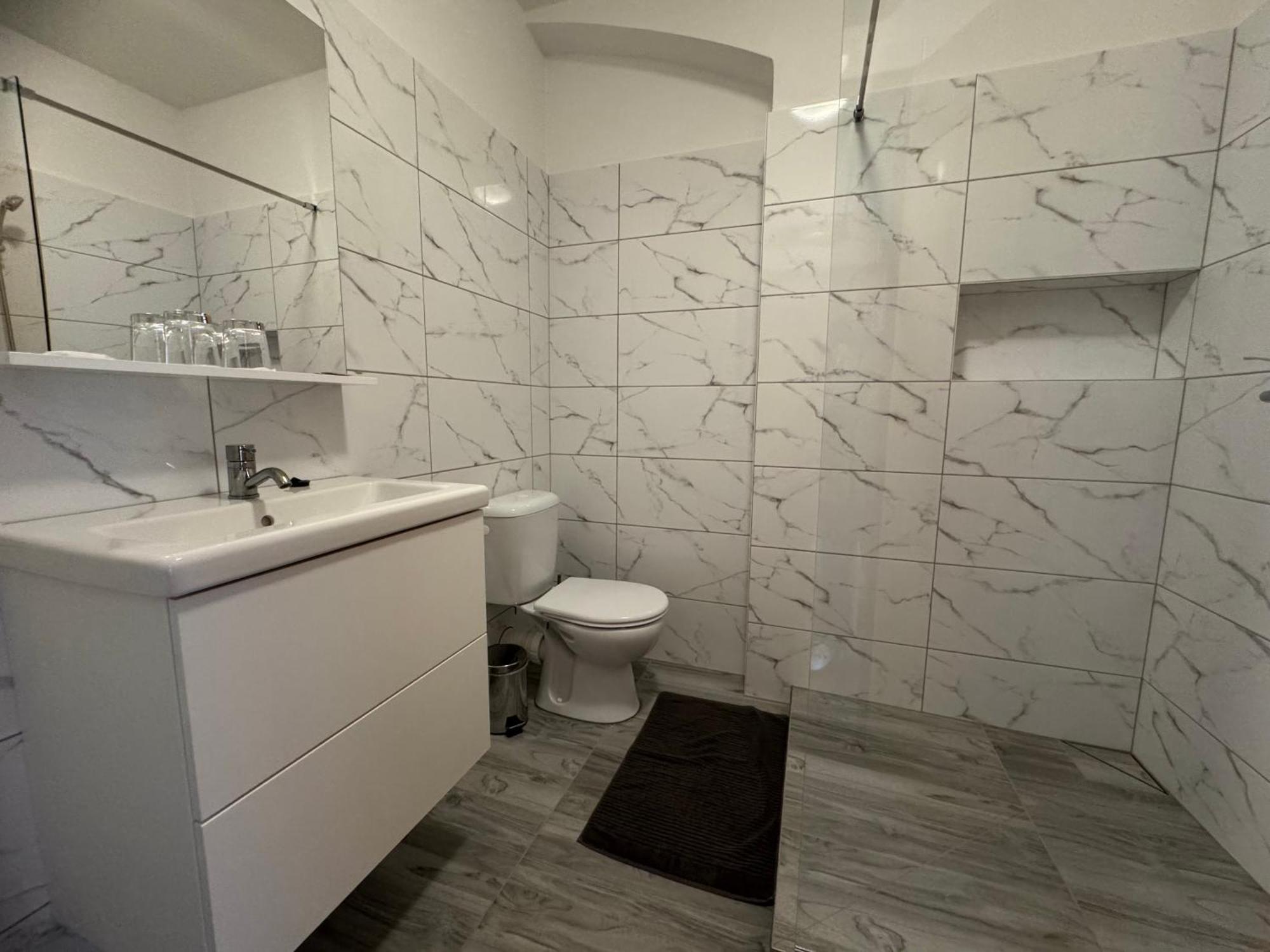 R&J Apartmany Броумов Экстерьер фото